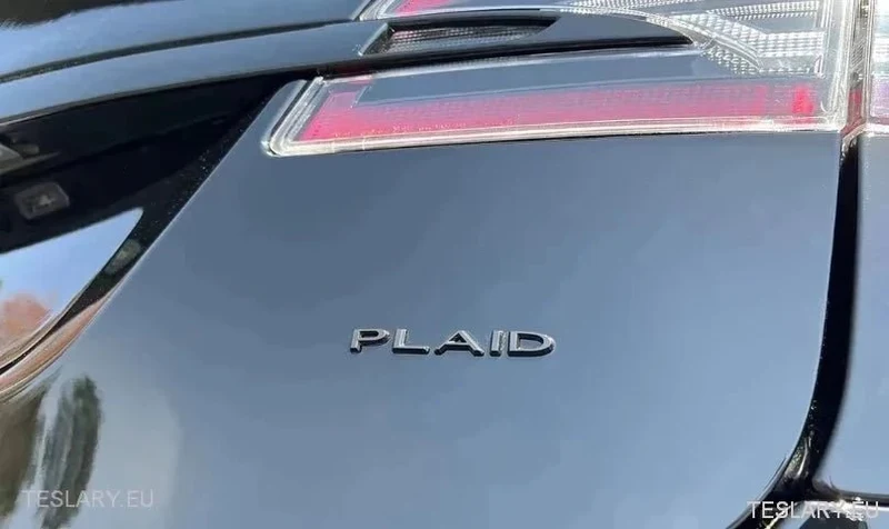TESLA „Karo“-Hecklogo-Emblem in Chrom und Rot