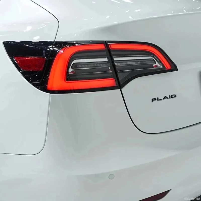 TESLA „Karo“-Hecklogo-Emblem in Chrom und Rot