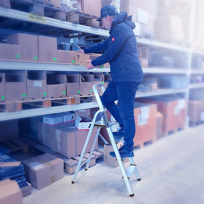 STAHLWERK Stehleiter HL-4 ST 150 kg, 4 Stufen, Standhöhe 78 cm, Aluminium Leiter / Klappleiter / Trittleiter / Mehrzweckleiter mit rutschfesten Sprossen inklusive 7 Jahre Hersteller-Garantie