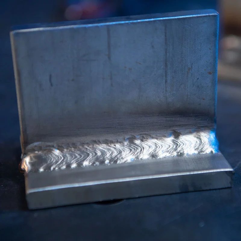 STAHLWERK MIG MAG 200 Doppelpuls Pro vollsynergisches Schweißgerät mit AK25/MB25 Alu-Schweißbrenner und Verschleißteile-Set für Aluminium-Schweißen