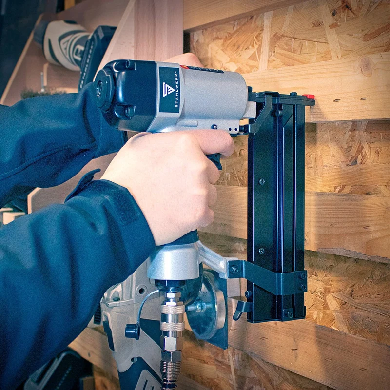 STAHLWERK Druckluft Nagler DN-50 ST 2 in 1 Nagelpistole | Tacker | Streifennagler | Klammernagler mit 5-7 Bar Arbeitsdruck, Metallgehäuse, geeignet für 18 Gauge Nägel und Tackernadeln inklusive Zubehör und Transportkoffer