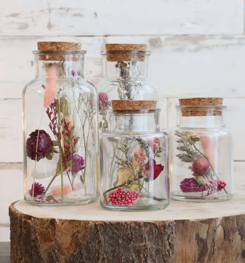 Glasmedikamentenflaschen mit zwei Trockenblumen Ø7cm (12 Stück) [IFS-29394]