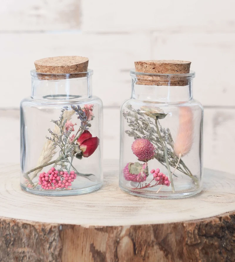 Glasmedikamentenflaschen mit zwei Trockenblumen Ø7cm (12 Stück) [IFS-29394]
