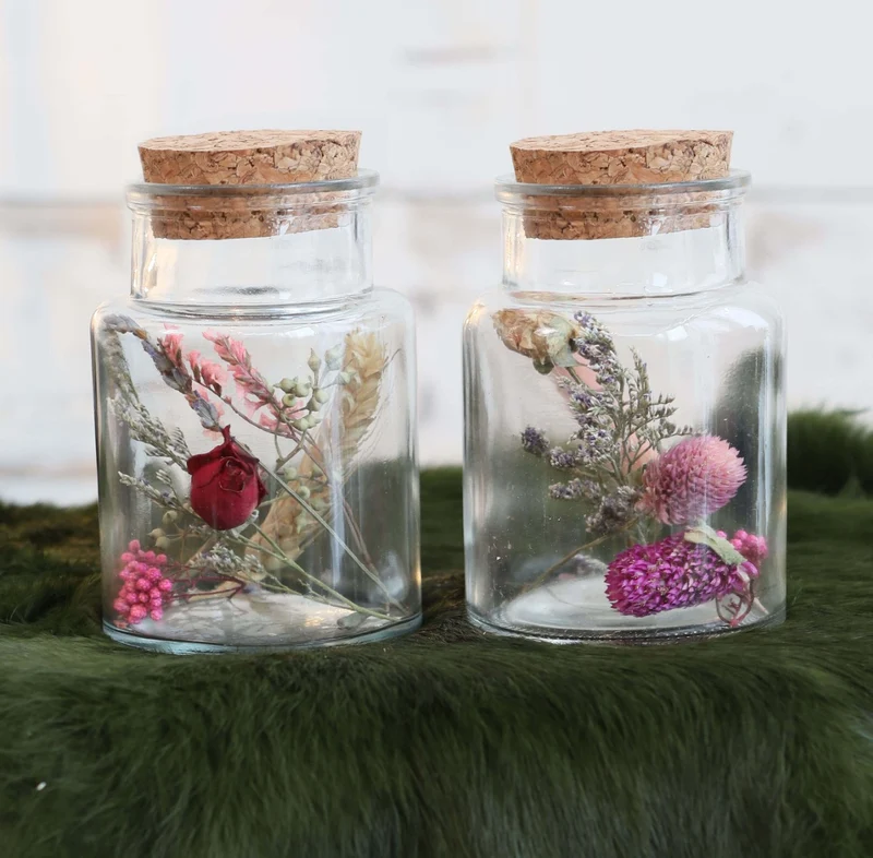 Glasmedikamentenflaschen mit zwei Trockenblumen Ø7cm (12 Stück) [IFS-29394]